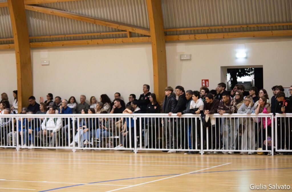 Il pubblico a bordo campo all'impianto di Camin